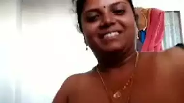 Indian whore gives sexual joy to viewers showing off XXX coconuts