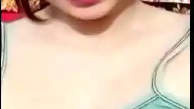Mast maal boobs show to boyfriend in selfie video