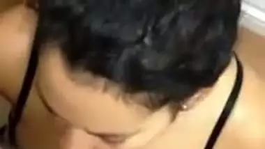 Newly married wife’s Indian blowjob makes her man happy