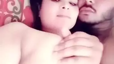 Lovelace kisses Desi sex girlfriend with amazing XXX melons in the bed