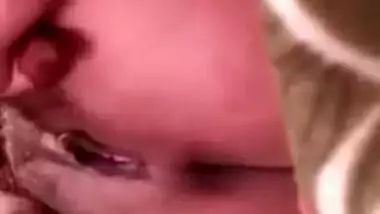 desi newly married aunty fingering her pussy
