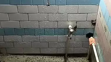 Chubby MILF bathing caught by neighbor viral MMS