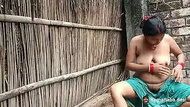 Desi xxx video of Bhabhi sucking a dick while bathing