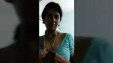 Tamil married girl showing her boobs with audio