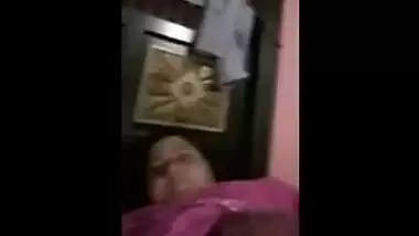 Phone conversation doesn't prevent Desi woman from doing XXX things