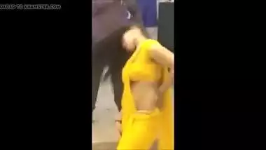 INDIAN SEXY BOOBY BHABHI IN SAARI DANCING