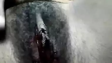 Desi girl showing her y pussy during periods