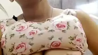 Indian hottie Haseena Khan nude fingering on live call