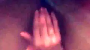 Nude desi girl shows her pink pussy in MMS