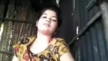 Horny Bangladeshi girl fingers her Desi pussy and moans for XXX vid