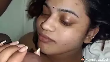 Cheating lady gives a desi blowjob to her horny lover
