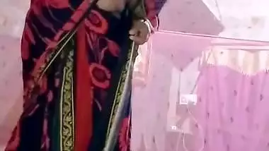 Homely village wife wearing saree viral boobs show
