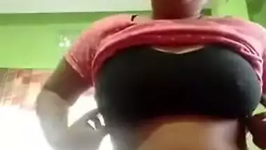 Big-tittied Desi hussy with huge breasts rubs her XXX pussy on cam