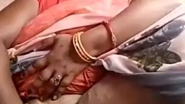 Bhabhi Shows Fingering On Vc