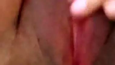 Indian babe rubs slutty cunt before work