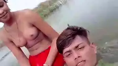 Dehati Lovers enjoying outdoor bathing on selfie cam